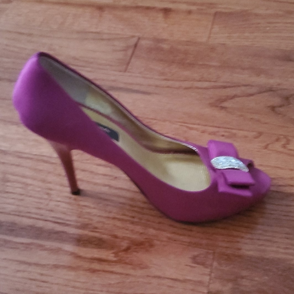 Beautiful satin stiletto pump - Picture 4 of 4